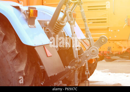 Räder der Rückansicht des neuen Traktor bei Schneewetter. Landwirtschaftliches Fahrzeug zurück. Stockfoto