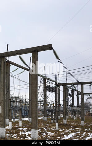 Kraftwerk ist eine Station der Transformation. Viele Leitungen, Masten und Leitungen, Transformatoren. Elektro-energie. . Stockfoto