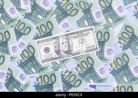 100 Dollar Bill ist liegt auf einer Reihe von grünen monetären Stückelungen von 100 Euro. Eine Menge Geld bildet eine unendliche Haufen. Stockfoto