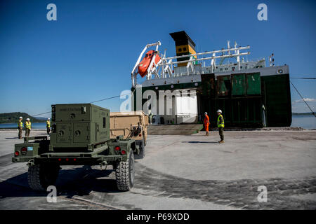 Ein Humvee und Anhänger fahren auf einem Britischen Roll-On, Rl Onbefehl Schiff in der Vorbereitung der Übung Sabre Streik 16 in Norwegen, 30. Mai 2016. Der Tank wird nach Riga, Lettland transportiert werden, zusammen mit zahlreichen anderen Geräten und Fahrzeugen für die Übung. Übung Sabre Streik ist eine jährliche kombiniert - gemeinsame Übung in der baltischen Region. Die kombinierte Ausbildung bereitet die Verbündeten und Partnern mehr zu regionalen Krisen zu reagieren und ihre eigene Sicherheit gerecht zu werden durch die Verbesserung der Sicherheit der Grenzen und die Bekämpfung der Bedrohungen. (U.S. Marine Corps Foto von Sgt. Shawn Valosin/Freigegeben) Stockfoto