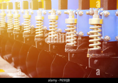 Feder System der landwirtschaftlichen Sämaschine schließen oben. Stockfoto