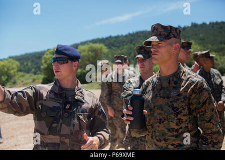 Ein französischer Soldat mit dem 3. Marine Artillerie Regiment diskutiert die Ähnlichkeiten von Militärwaffen mit Staff Sgt. Jonathan Ellis, ein platoon Sergeant mit 3 Bataillon, 6 Marine Regiment, in Canjeures, Frankreich, 24. Mai 2016. Etwa 40 Marines mit 6 Marine Regiment verbrachten eine Woche in Frankreich, Touring Militärbasen in einer Bemühung, Beziehungen zu bauen und schließlich in einem Memorial Day Zeremonie an Aisne-Marne Memorial Cemetery in Belleau, Frankreich teilnehmen. Stockfoto