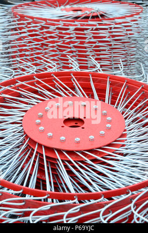 Neue rote Heuwender für Trailer in der landwirtschaftlichen Maschinen und Geräte für die Erfassung von Heu. Close Up. Stockfoto