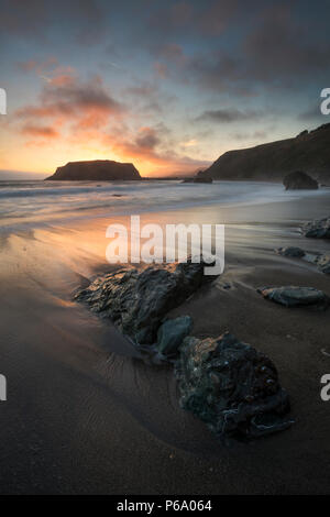 Einen schönen Sonnenuntergang über dem Pazifischen Ozean und Goat Rock in Sonoma Coast State Park wie von Blinden Beach in der Nähe von Jenner, Kalifornien gesehen. Stockfoto