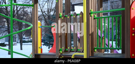 Fragment einer Spielplatz aus Kunststoff und Holz, die in verschiedenen Farben bemalt. Stockfoto