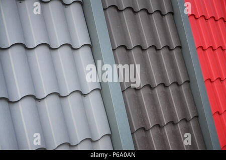Dach Vorlagen aus Metall, Fliese. Mehrere Dachabdeckung Stücke  Stockfotografie - Alamy