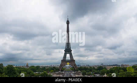 Der Eiffelturm unter bedecktem Himmel im Juni 2018, Paris, Frankreich, Europa. Stockfoto