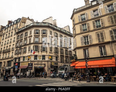 Paris Wohnung Gebäude, der U-Bahnhof Miromesnil und die Le Mesnil Café und Restaurant an der Ecke Rue de Mesnil in Paris, Frankreich. Stockfoto