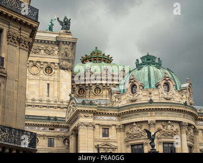 Seitenansicht der Pariser Oper aka Palais Garnier oder Opéra Garnier, Place de l'Opéra, Paris, Frankreich. Stockfoto