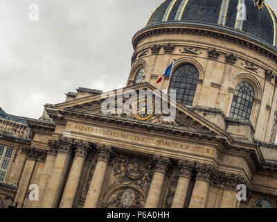 Pariser Wahrzeichen Institut de France unter bedecktem Himmel in Paris, Frankreich, Juni 2018. Stockfoto