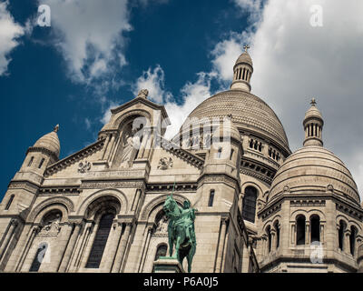 Die Basilika Sacré Coeur, aka Basilika des Heiligen Herzens von Paris, unter einem blauen Himmel im Sommer in Paris, Frankreich. Stockfoto