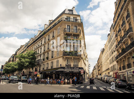 Haussmann Stil eingerichtetes Apartment Gebäuden und einem Pariser Café an einer Straßenecke im Sommer in Paris, Frankreich. Stockfoto