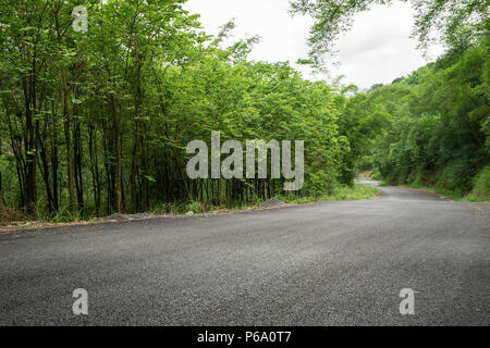 Hügeligen Straße Stockfoto