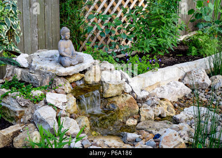 Ein do-it-yourself-verschwinden Brunnen und Zen Garten sorgt für einen Hinterhof Oase der Ruhe und Gelassenheit in einem Haus in der Nähe von Austin, TX. Stockfoto