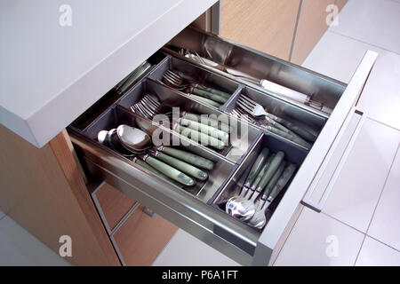 Nahaufnahme der Schublade mit Löffeln und Gabeln Stockfoto