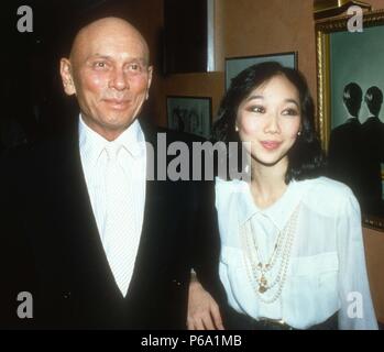 Yul Brynner und Frau Kathy 1985 Foto von Adam Schädel/PHOTOlink.net/MediaPunch Stockfoto
