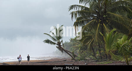 Sturm und Regen am Strand von Puerto Viejo, Costa Rica Stockfoto