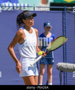 Su-Wei Hsieh aus Taiwan in Aktion gegen Magdalena Rybarikova in der Slowakei während der Natur Tal internationalen Tennisturnier in Devonshire Park in Eastbourne East Sussex UK. 26. Juni 2018 Stockfoto