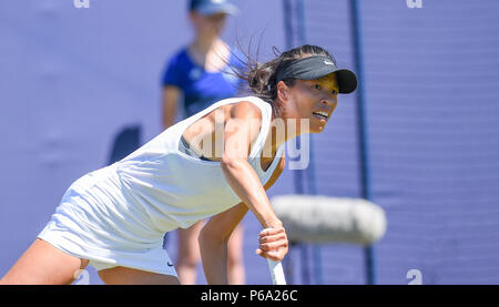 Su-Wei Hsieh aus Taiwan in Aktion gegen Magdalena Rybarikova in der Slowakei während der Natur Tal internationalen Tennisturnier in Devonshire Park in Eastbourne East Sussex UK. 26. Juni 2018 Stockfoto