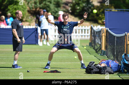 Andy Murray Großbritannien geht durch ein Warm up Routine auf der Praxis Gerichte heute während der Natur Tal internationalen Tennisturnier in Devonshire Park in Eastbourne East Sussex UK. 26. Juni 2018 Stockfoto