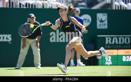 Johanna Konta Großbritannien spielt einen Schuß gegen Aleksandra Krunic von Serbien während der Natur Tal internationalen Tennisturnier in Devonshire Park in Eastbourne East Sussex UK. 26. Juni 2018 Stockfoto