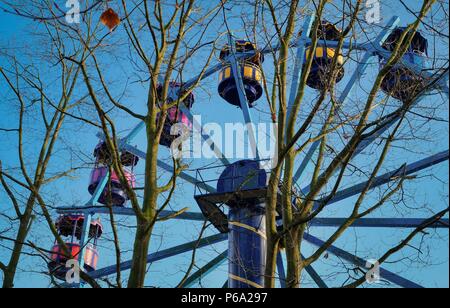 Verlassenen Themenpark Achterbahn im Herbst in Europa Stockfoto