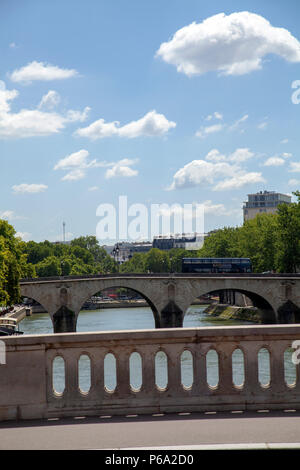 Blick von der Pont Louis-philippe über Pont Marie und darüber hinaus in Paris, Frankreich Stockfoto