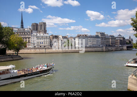 Blick auf den Fluss Seine und Paris von Pont Louis Philippe in Paris, Frankreich Stockfoto