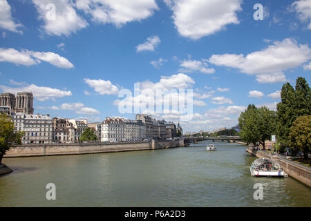 Blick auf den Fluss Seine und Paris von Pont Louis Philippe in Paris, Frankreich Stockfoto