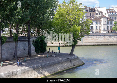 Blick auf den Fluss Seine und Paris von Pont Louis Philippe in Paris, Frankreich Stockfoto