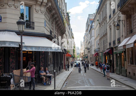 Auf der Suche nach unten Rue Saint Louis en l'Ile auf der Ile Saint-Louis in Paris, Frankreich Stockfoto