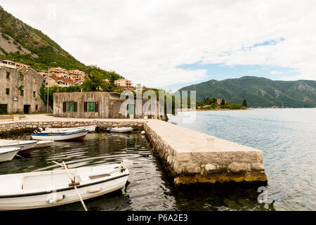 Romantisch Mediterrane cloudly Landschaft. Montenegro, Blick auf die Bucht von Kotor. Stockfoto