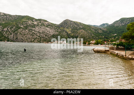 Romantisch Mediterrane cloudly Landschaft. Montenegro, Blick auf die Bucht von Kotor. Stockfoto