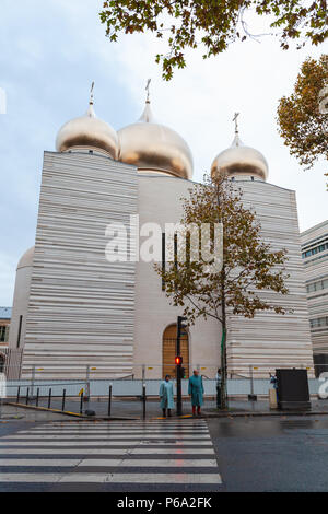 Paris, Frankreich, November 4, 2016: Street View mit Kathedrale der Heiligen Dreifaltigkeit, neue russisch-orthodoxe Kathedrale. Gewöhnliche Menschen gehen auf die Straße Stockfoto