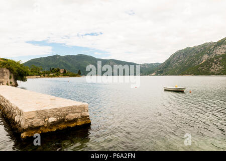 Romantisch Mediterrane cloudly Landschaft. Montenegro, Blick auf die Bucht von Kotor. Stockfoto