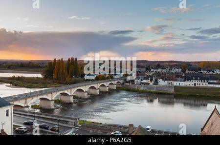 Amboise, Frankreich - 6. November 2016: Ländliche französische Landschaft mit alten steinernen Brücke im Indre-et-Loire von der Loire entfernt Stockfoto