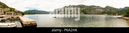 Romantisch Mediterrane cloudly Landschaft. Montenegro, Blick auf die Bucht von Kotor. Stockfoto