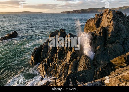 Dies ist ein Blick auf eine Welle auf Felsen auf der Ocean Edge. Es war in Donegal Irland bei Sonnenuntergang genommen Stockfoto