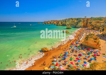 Lagos, Portugal - 21 August 2017: Luftbild vom Vorgebirge über Praia Dona Ana. Menschen Sonnenbaden und genießen am beliebten Strand Dona Ana. Sommer Urlaub in der Algarve, Portugal. Stockfoto