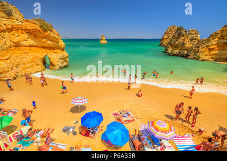 Lagos, Portugal - 21 August 2017: Luftaufnahme von Menschen beim Sonnenbaden auf beliebten Praia do Camilo Strand in der Nähe von Ponta da Piedade. Sommer Urlaub in der Algarve, Portugal. Stockfoto