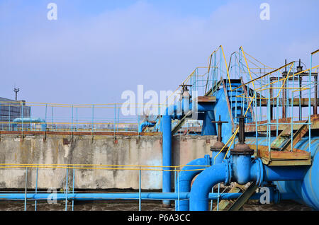 Industriellen Raum mit vielen Rohren und Kommunikation auf dem Hintergrund des blauen Himmels. alte Kläranlage auf Wasserversorgung Unternehmen der Stadt. K Stockfoto