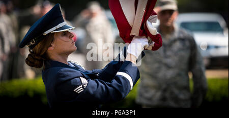 Senior Airman Tiffany Fogel, 99th Airlift Squadron Administrative Assistant und Ressource Advisor, erreicht zu sichern, eine amerikanische Flagge, die als Nationalhymne abgesenkt wird während des Memorial Day retreat Zeremonie an der 89th Airlift Wing-Hauptquartier am Joint Base Andrews, Md., 26. Mai 2016 gesungen wird. Zusätzlich zu ihren Pflichten innerhalb der 99Th als, Fogel, serviert auf der JBA Ehre verteidigen und führt Zeremonien wie diese; und ist Lernen, Know-how in wichtigen Bereichen wie Handbücher, Uniformen, Geschichte und Traditionen und eine Vielzahl von Zeremonien. (U.S. Air Force Foto von Senior Maste Stockfoto