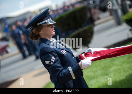 Senior Airman Tiffany Fogel, 99th Airlift Squadron Administrative Assistant und Ressource Advisor, bereitet eine amerikanische Flagge während des Memorial Day retreat Zeremonie an der 89th Airlift Wing-Hauptquartier am Joint Base Andrews, Md., 26. Mai 2016 zu falten. Zusätzlich zu ihren Pflichten innerhalb der 99Th als, Fogel, serviert auf der JBA Ehre verteidigen und führt Zeremonien wie diese; und ist Lernen, Know-how in wichtigen Bereichen wie Handbücher, Uniformen, Geschichte und Traditionen und eine Vielzahl von Zeremonien. (U.S. Air Force Foto von Senior Master Sgt. Kevin Wallace/freigegeben) Stockfoto