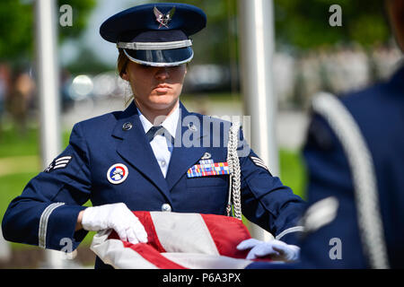 Senior Airman Tiffany Fogel, 99th Airlift Squadron Administrative Assistant und Ressource Advisor, Falten eine amerikanische Flagge während des Memorial Day retreat Zeremonie an der 89th Airlift Wing-Hauptquartier am Joint Base Andrews, Md., 26. Mai 2016. Zusätzlich zu ihren Pflichten innerhalb der 99Th als, Fogel, serviert auf der JBA Ehre verteidigen und führt Zeremonien wie diese; und ist Lernen, Know-how in wichtigen Bereichen wie Handbücher, Uniformen, Geschichte und Traditionen und eine Vielzahl von Zeremonien. (U.S. Air Force Foto von Senior Master Sgt. Kevin Wallace/freigegeben) Stockfoto