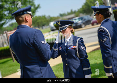 Senior Airman Tiffany Fogel, 99th Airlift Squadron Administrative Assistant und Ressource Advisor, begrüßt nach der Übergabe eine amerikanische Flagge während des Memorial Day retreat Zeremonie an der 89th Airlift Wing-Hauptquartier am Joint Base Andrews, Md., 26. Mai 2016. Zusätzlich zu ihren Pflichten innerhalb der 99Th als, Fogel, serviert auf der JBA Ehre verteidigen und führt Zeremonien wie diese; und ist Lernen, Know-how in wichtigen Bereichen wie Handbücher, Uniformen, Geschichte und Traditionen und eine Vielzahl von Zeremonien. (U.S. Air Force Foto von Senior Master Sgt. Kevin Wallace/freigegeben) Stockfoto