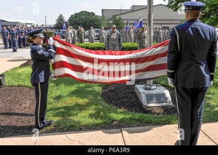 Senior Airman Tiffany Fogel, 99th Airlift Squadron Administrative Assistant und Ressource Advisor, bereitet eine amerikanische Flagge während des Memorial Day retreat Zeremonie an der 89th Airlift Wing-Hauptquartier am Joint Base Andrews, Md., 26. Mai 2016 zu falten. Zusätzlich zu ihren Pflichten innerhalb der 99Th als, Fogel, serviert auf der JBA Ehre verteidigen und führt Zeremonien wie diese; und ist Lernen, Know-how in wichtigen Bereichen wie Handbücher, Uniformen, Geschichte und Traditionen und eine Vielzahl von Zeremonien. (U.S. Air Force Foto von Senior Master Sgt. Kevin Wallace/freigegeben) Stockfoto