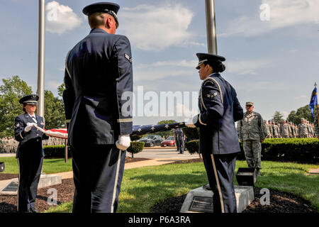 Senior Airman Tiffany Fogel, 99th Airlift Squadron Administrative Assistant und Ressource Advisor, bereitet eine amerikanische Flagge während des Memorial Day retreat Zeremonie an der 89th Airlift Wing-Hauptquartier am Joint Base Andrews, Md., 26. Mai 2016 zu falten. Zusätzlich zu ihren Pflichten innerhalb der 99Th als, Fogel, serviert auf der JBA Ehre verteidigen und führt Zeremonien wie diese; und ist Lernen, Know-how in wichtigen Bereichen wie Handbücher, Uniformen, Geschichte und Traditionen und eine Vielzahl von Zeremonien. (U.S. Air Force Foto von Senior Master Sgt. Kevin Wallace/freigegeben) Stockfoto