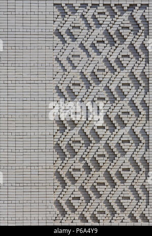 Ein Muster der weißen Steine in Form von Rauten. Dekoration der Wände während der Sowjetunion. Stockfoto