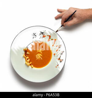 Hand Malerei über eine Platte der Cremige Gemüsesuppe. Konzept für eine Küche auf der Ebene der Kunst. Stockfoto