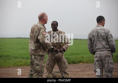 Us-Amerikanische und Deutsche Fallschirmjäger Verhalten airborne Operations aus einer C-130 Hercules während einer US/Deutschland Freundschaft Springen, Ramstein Air Force Base, Deutschland, 25. Mai 2016. Der Zweck der Freundschaft Sprung zu fördern und den US-amerikanischen und deutschen Beziehungen pflegen, entwickeln die Interoperabilität während der Ausbildung und die Grundlage für die künftige Geschäftstätigkeit um in die Zukunft in der Ausbildung und der realen Welt Umgebungen bieten. (U.S. Armee Foto von Sgt. Sergio Villafane/Freigegeben) Stockfoto